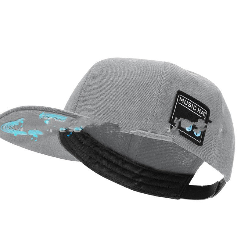 Gorra de béisbol con auriculares y música hip-hop callejera europea