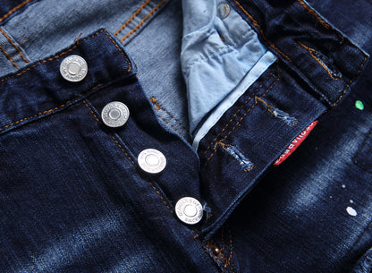 Vaqueros de moda con múltiples parches y estilo mendigo