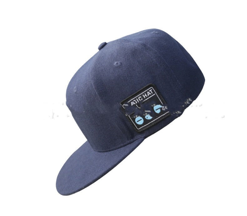 Gorra de béisbol con auriculares y música hip-hop callejera europea
