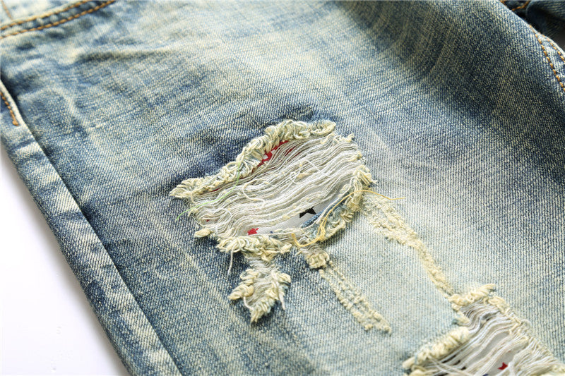 Jeans de mezclilla lavada y deshilachada