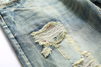 Jeans de mezclilla lavada y deshilachada