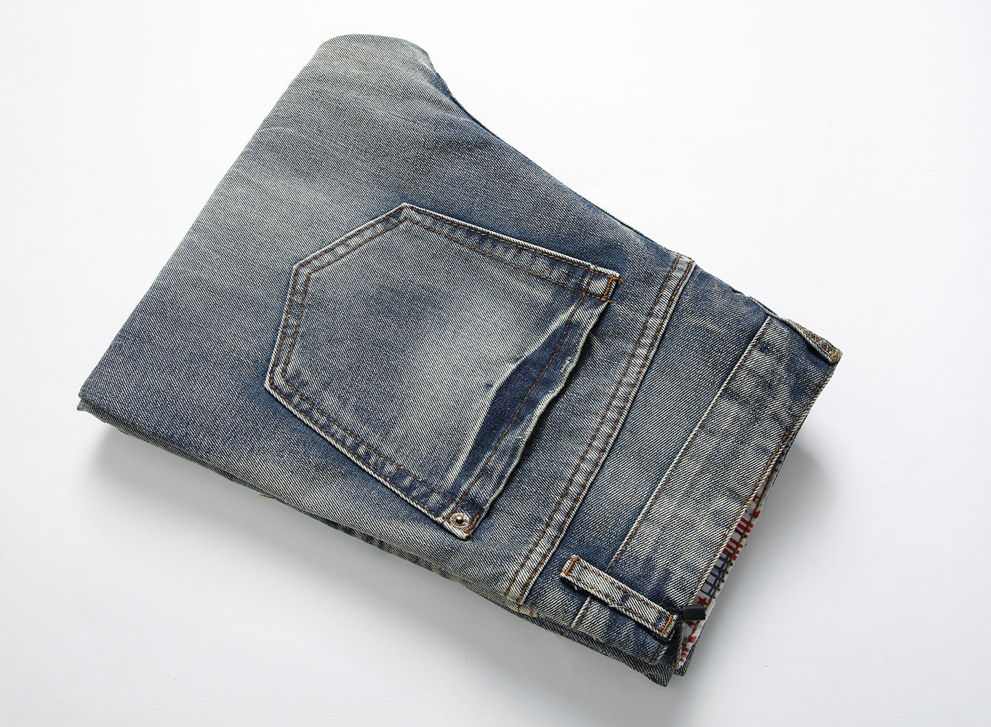Jeans de mezclilla lavada y deshilachada